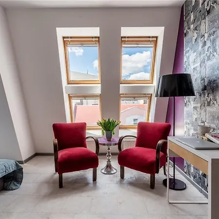 Broadway Apartment *